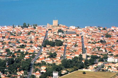 Discover how to reach Hôtel La Roseraie in Fouras: directions from La Rochelle, Rochefort, Bordeaux, or Paris, with easy access just moments from the Atlantic Ocean.