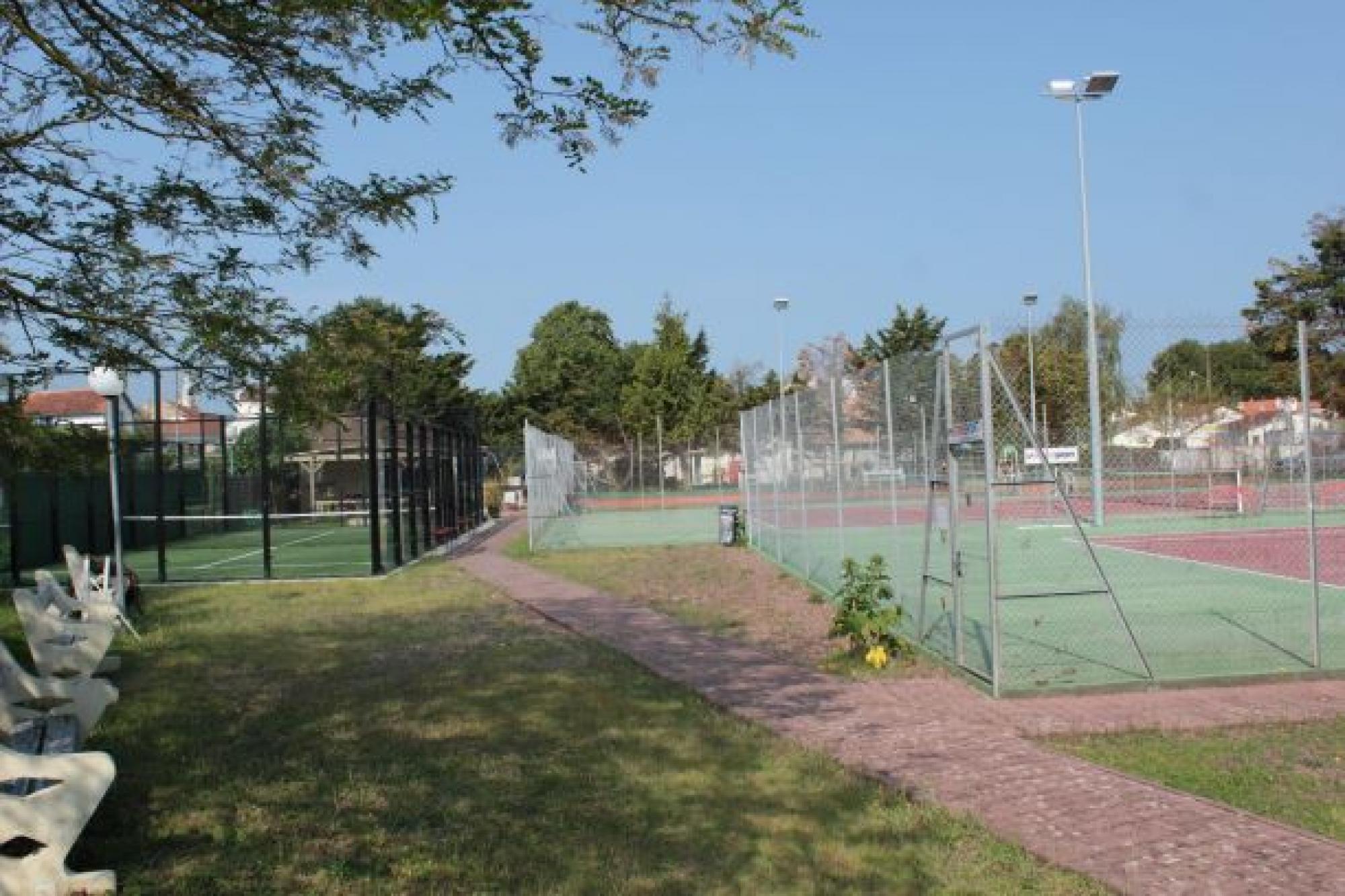 Tennis Padel Club de Fouras proche de l'HÃ´tel La Roseraie Ã  Fouras-les-Bains en Charente Maritime
