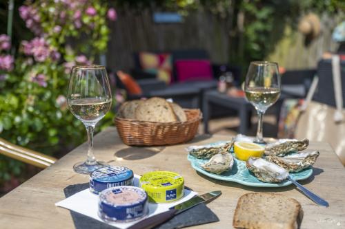 Séjournez à l’hôtel ** La Roseraie à Fouras, proche de La Rochelle et Rochefort. Chambres confortables, Wi-Fi gratuit, petit-déjeuner et accès rapide aux îles de Charente-Maritime.