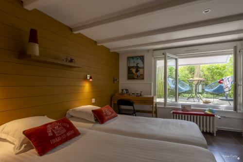 Découvrez la chambre Twin Standard de l'hôtel La Roseraie à Fouras : deux lits confortables, Wi-Fi gratuit, TV écran plat et séjour calme près des plages et du centre-ville.