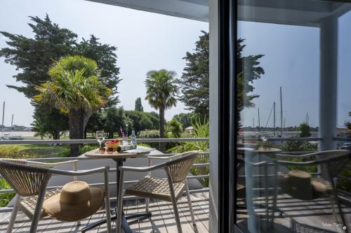 Contactez l'hôtel La Roseraie à Fouras : demande de disponibilité, informations ou réservation. Formulaire de contact simple et réponse rapide pour votre séjour en Charente-Maritime.