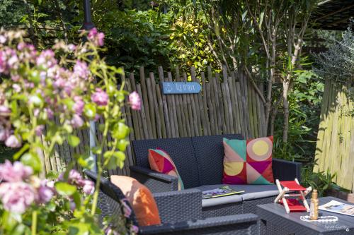 Découvrez Hôtel La Roseraie à Fouras-les-Bains : chambres confortables, petit-déjeuner, Wi-Fi gratuit et accès rapide à La Rochelle, Rochefort et aux îles de Charente-Maritime.