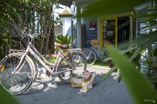Découvrez les services de l'hôtel La Roseraie à Fouras : parking gratuit, Wi-Fi, prêt de lit bébé, sèche-cheveux et fer à repasser pour un séjour confortable en Charente-Maritime.